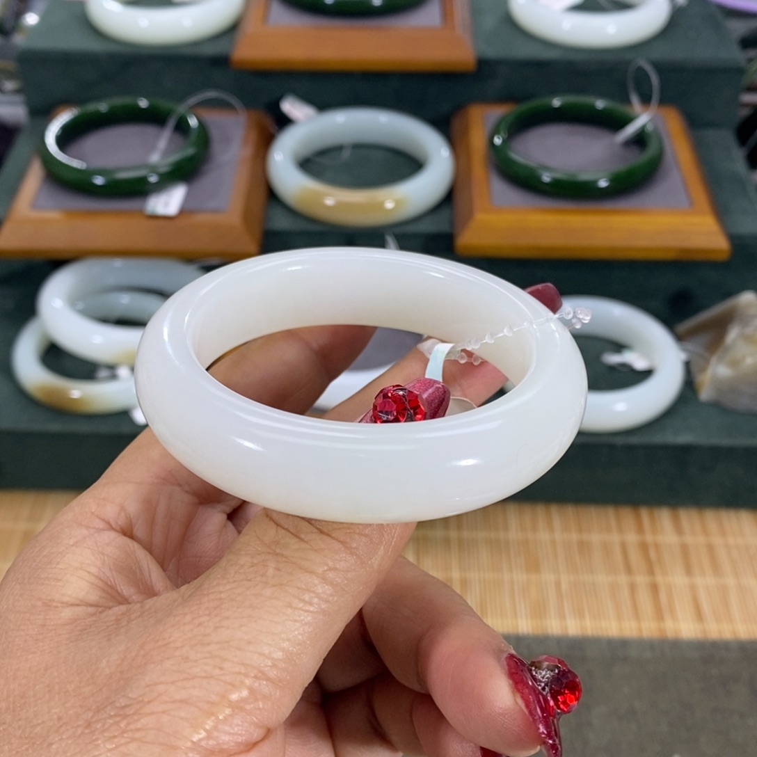 和田玉手镯未镶嵌