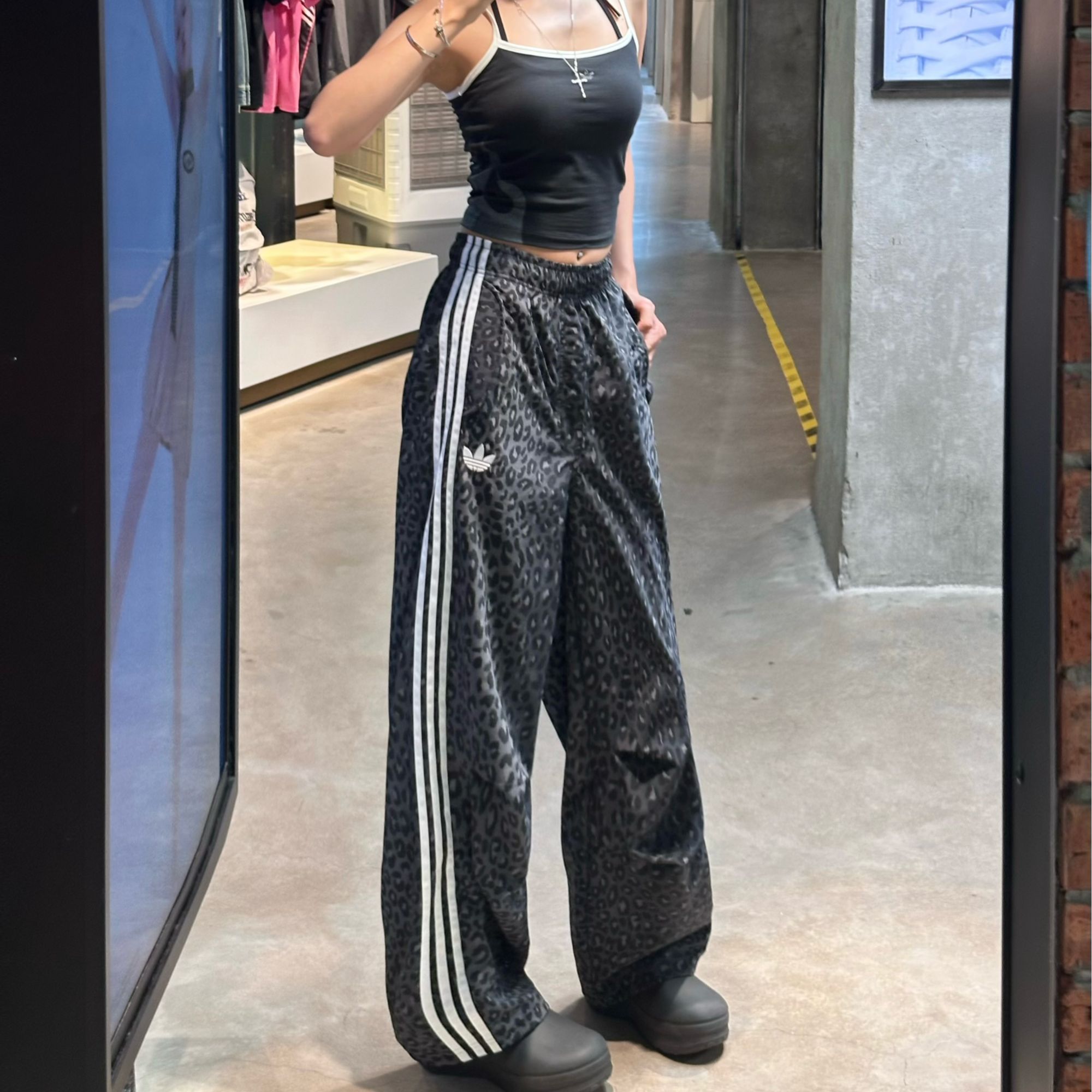 adidas三叶草复古豹纹印花宽松运动伞兵裤 JV7564 Y