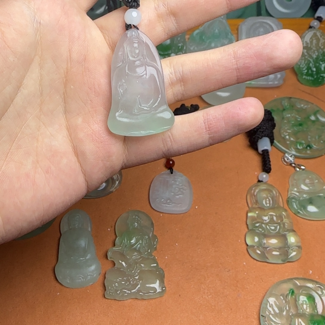 翡翠未镶嵌颈饰观音