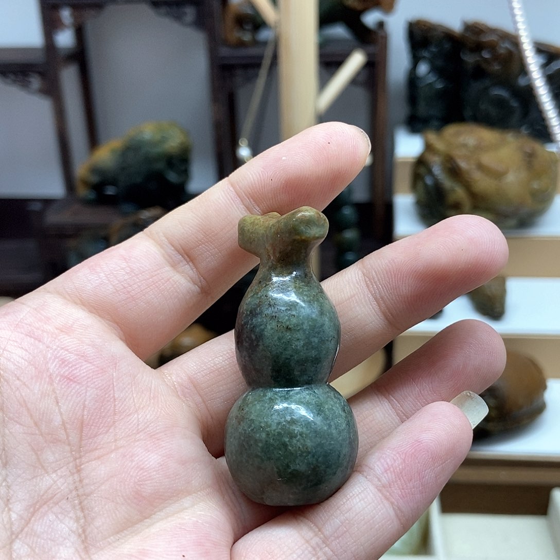 岫岩河磨玉（透闪石质玉）把件未镶嵌小**光