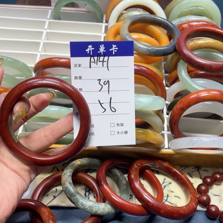 蛇纹石玉手镯未镶嵌傲***。