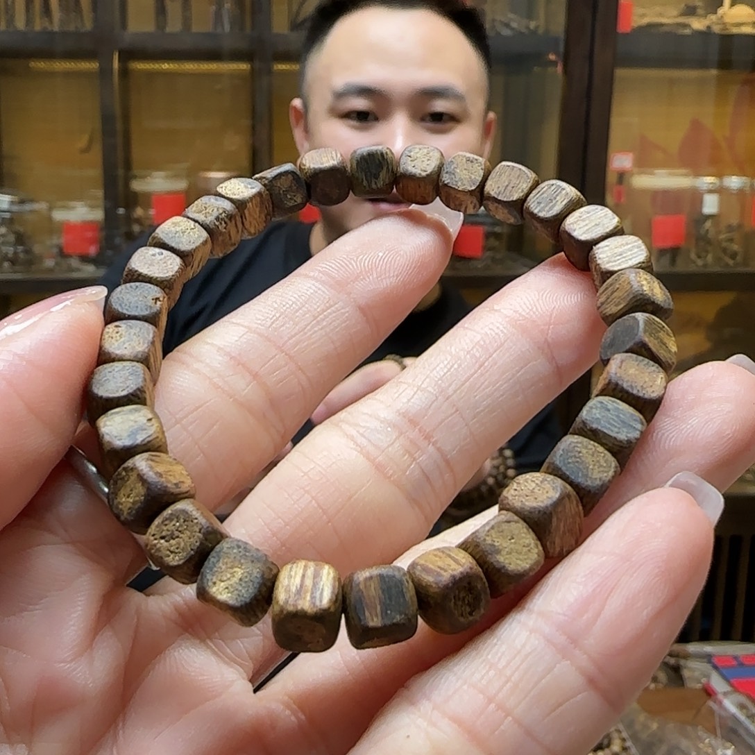 沉香碎屑沉香小方珠6mm 随机发一份