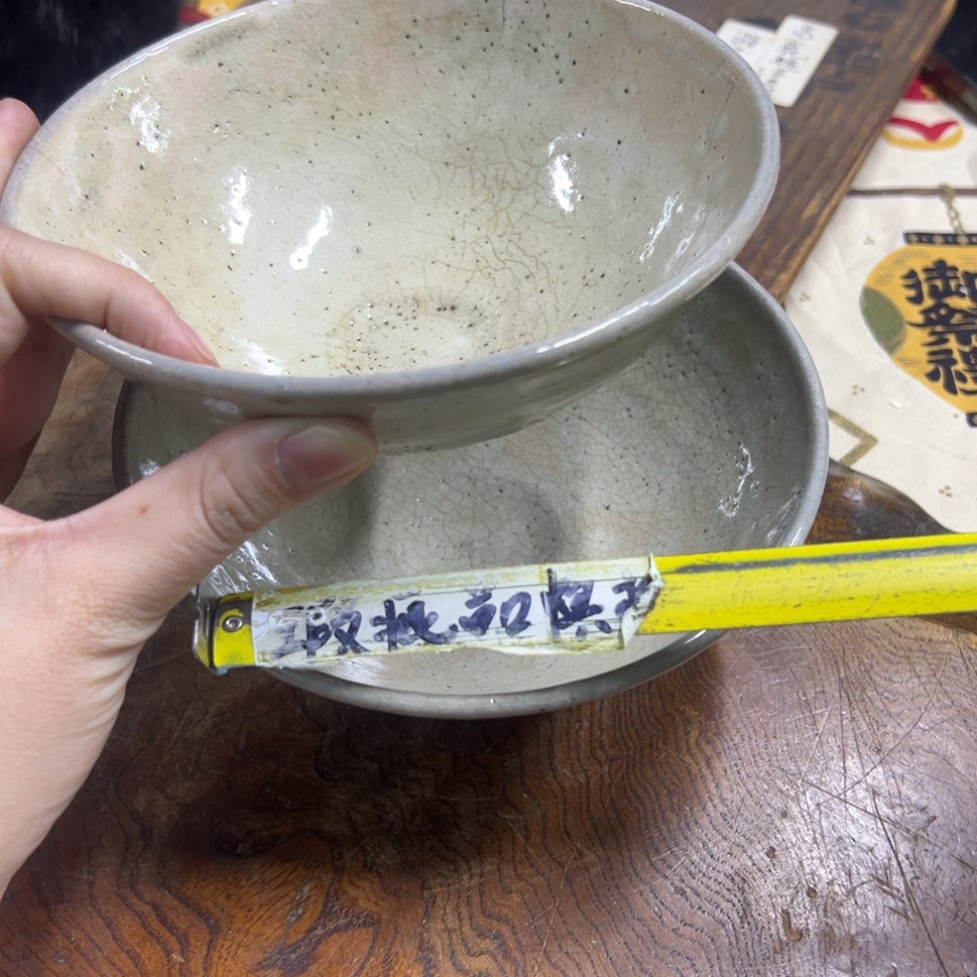 一个冲线陶瓷的人