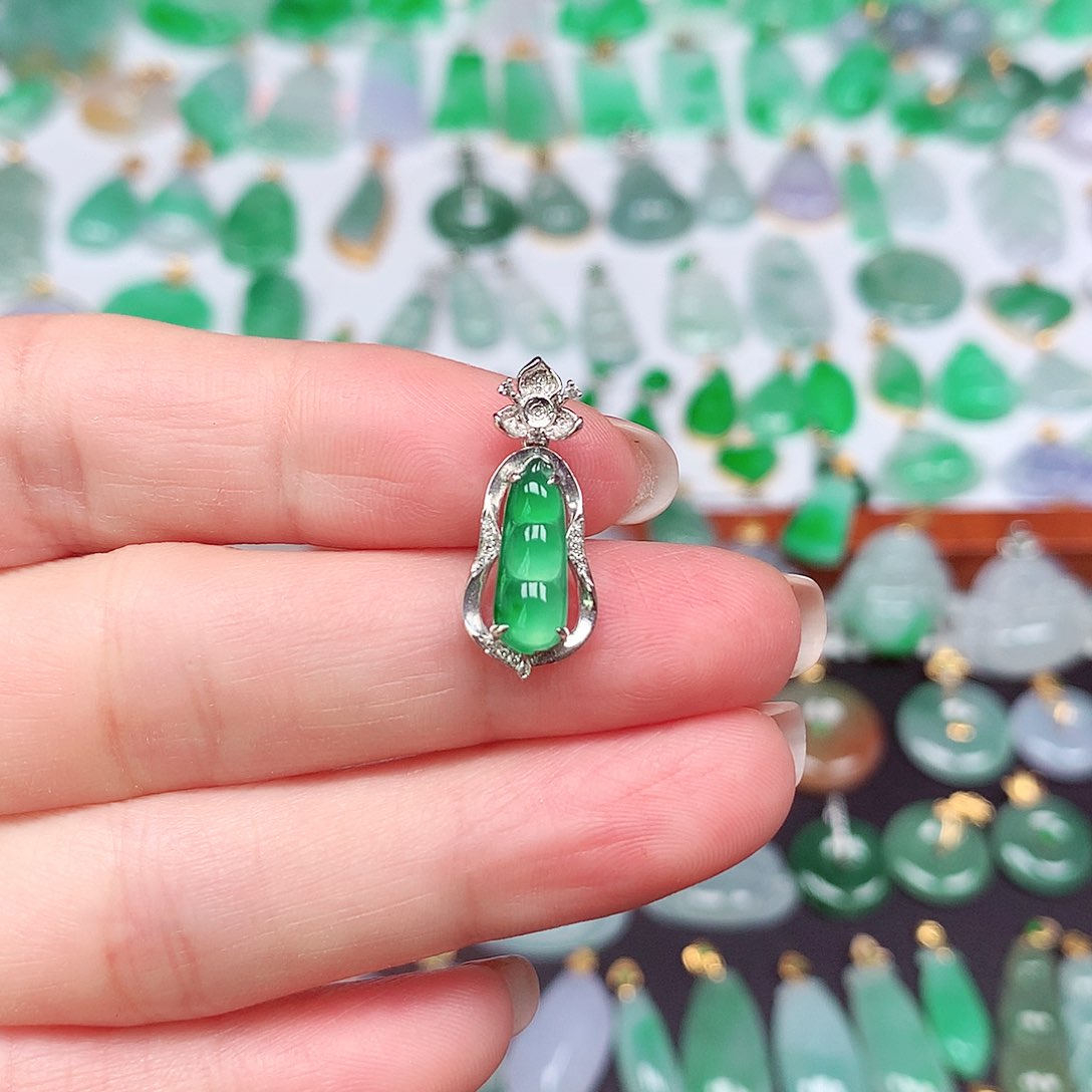 翡翠颈饰18K金镶嵌天然翡翠A货