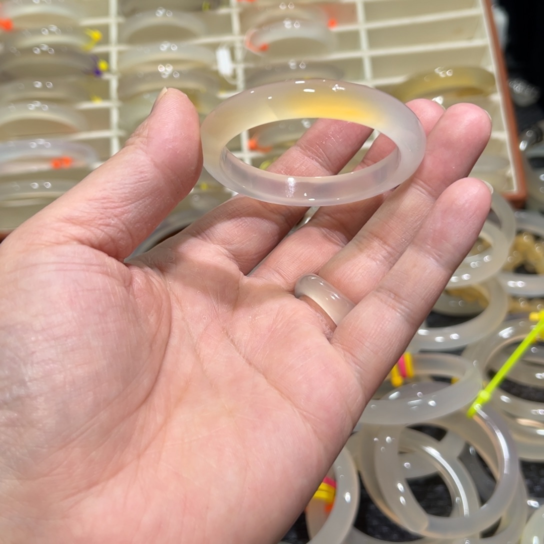 玛瑙/玉髓未镶嵌手镯50圈有包容4.5