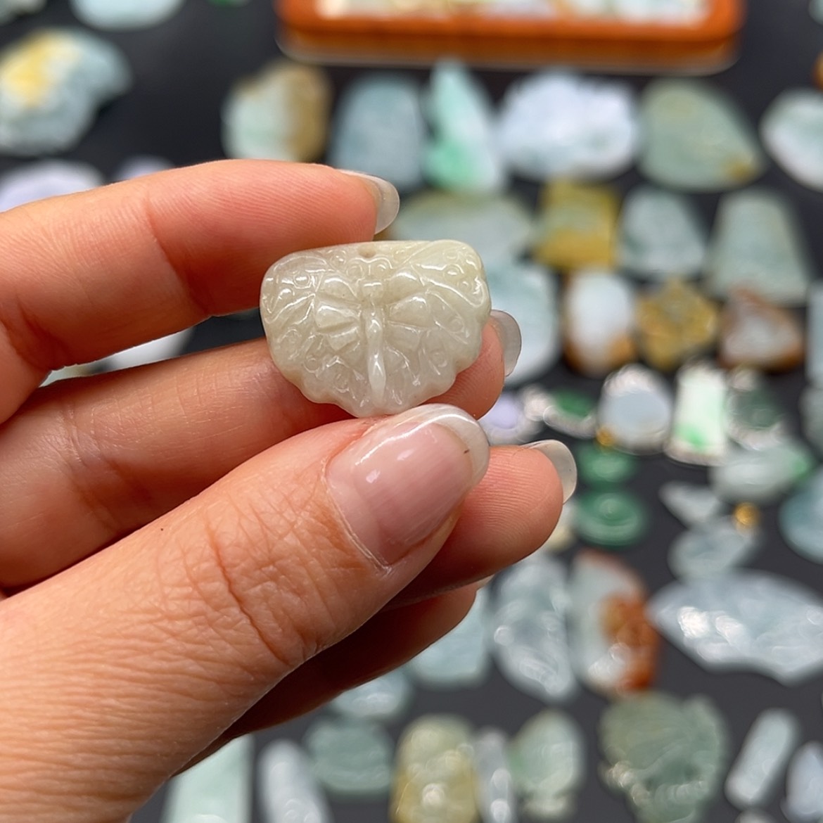 【闪购商品】翡翠颈饰未镶嵌蝴蝶