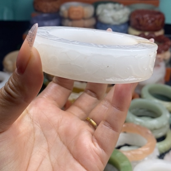 石英质玉未镶嵌雕花手镯