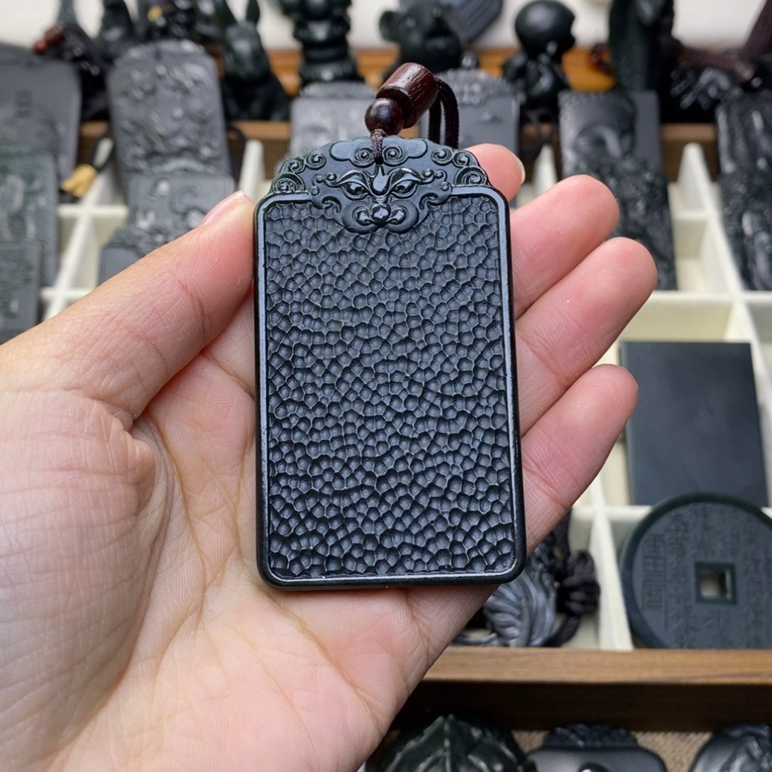 小***牛和田玉未镶嵌颈饰