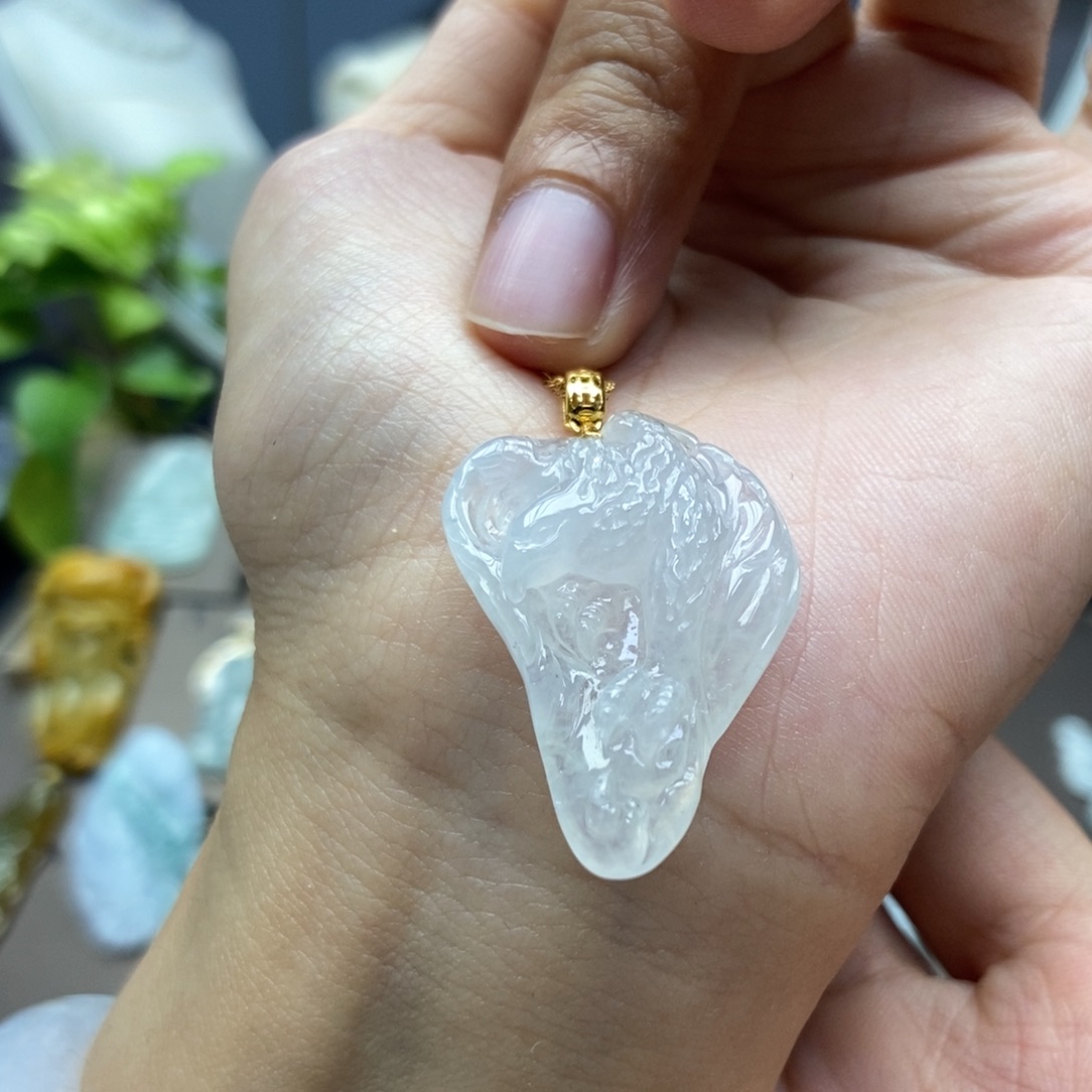 翡翠18K金镶嵌颈饰吊坠