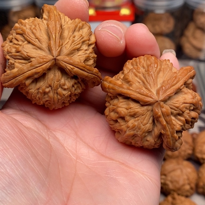 文玩核桃吊坠?**哥白奔