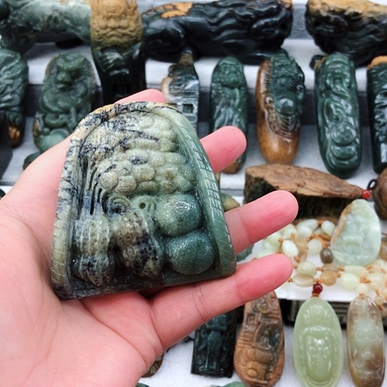 岫岩河磨玉（透闪石质玉）未镶嵌把件