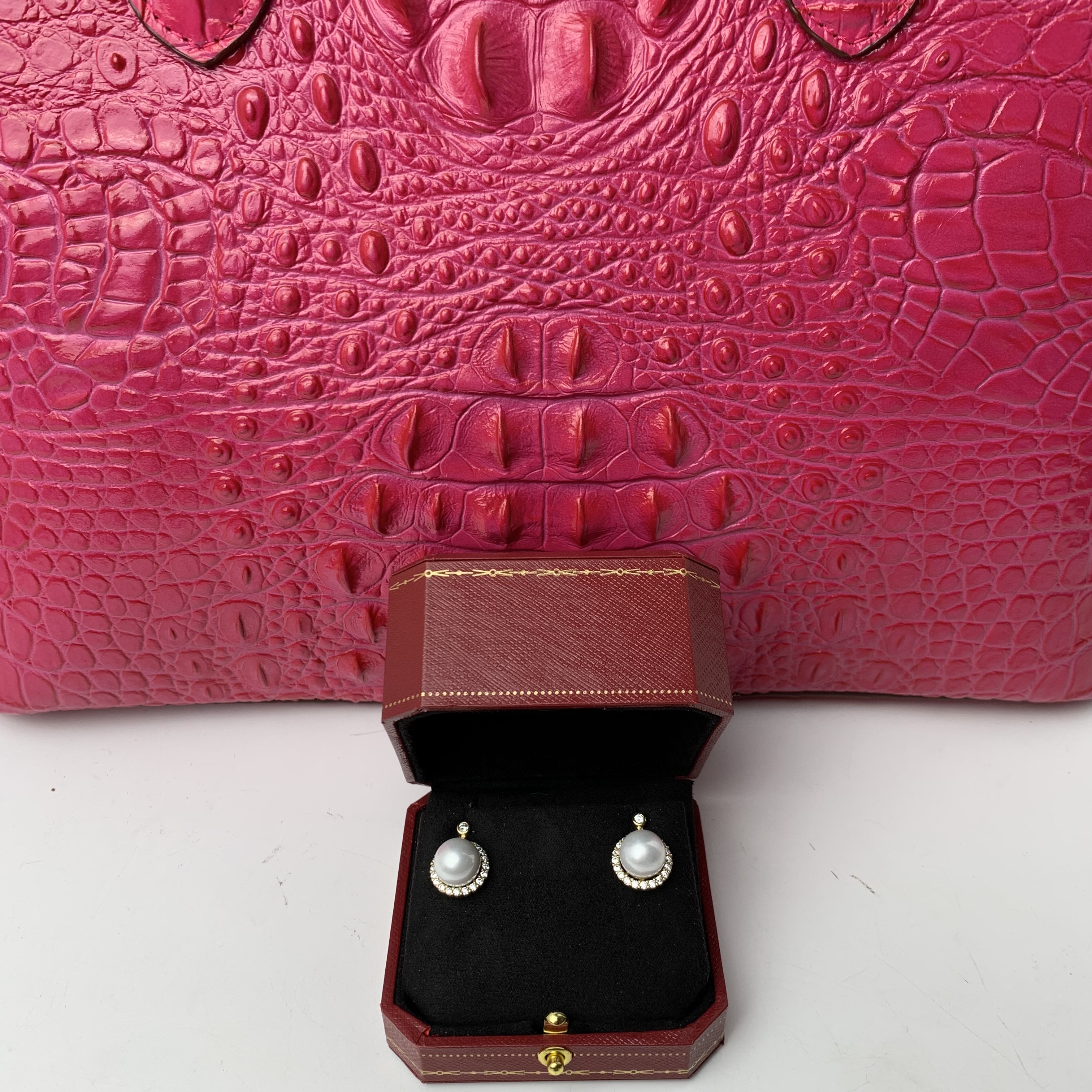 4492【香港联邦】白色气质优雅女士耳环