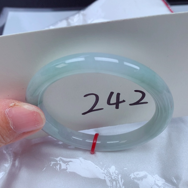 翡翠手镯未镶嵌翡翠