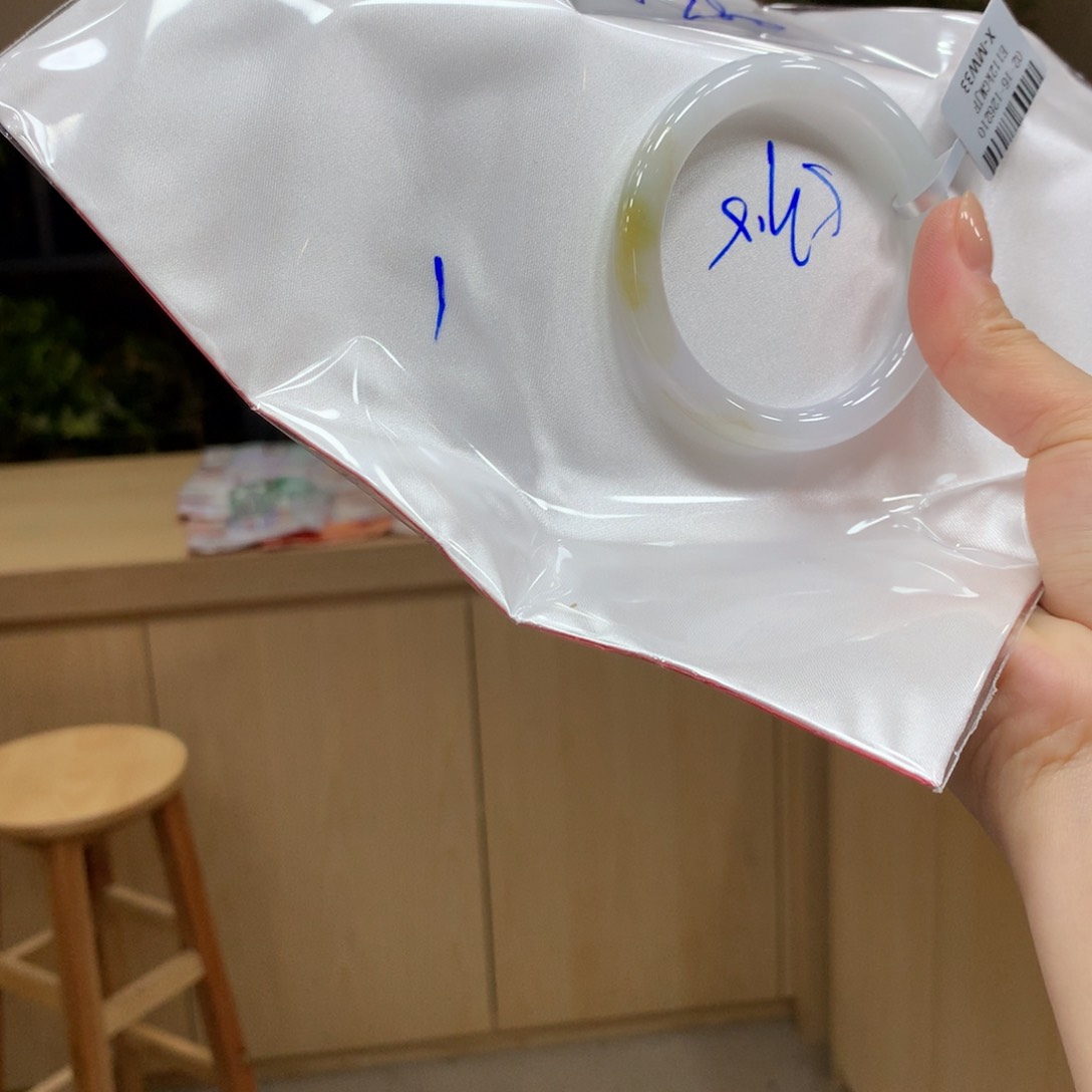 翡翠手镯未镶嵌不退不换