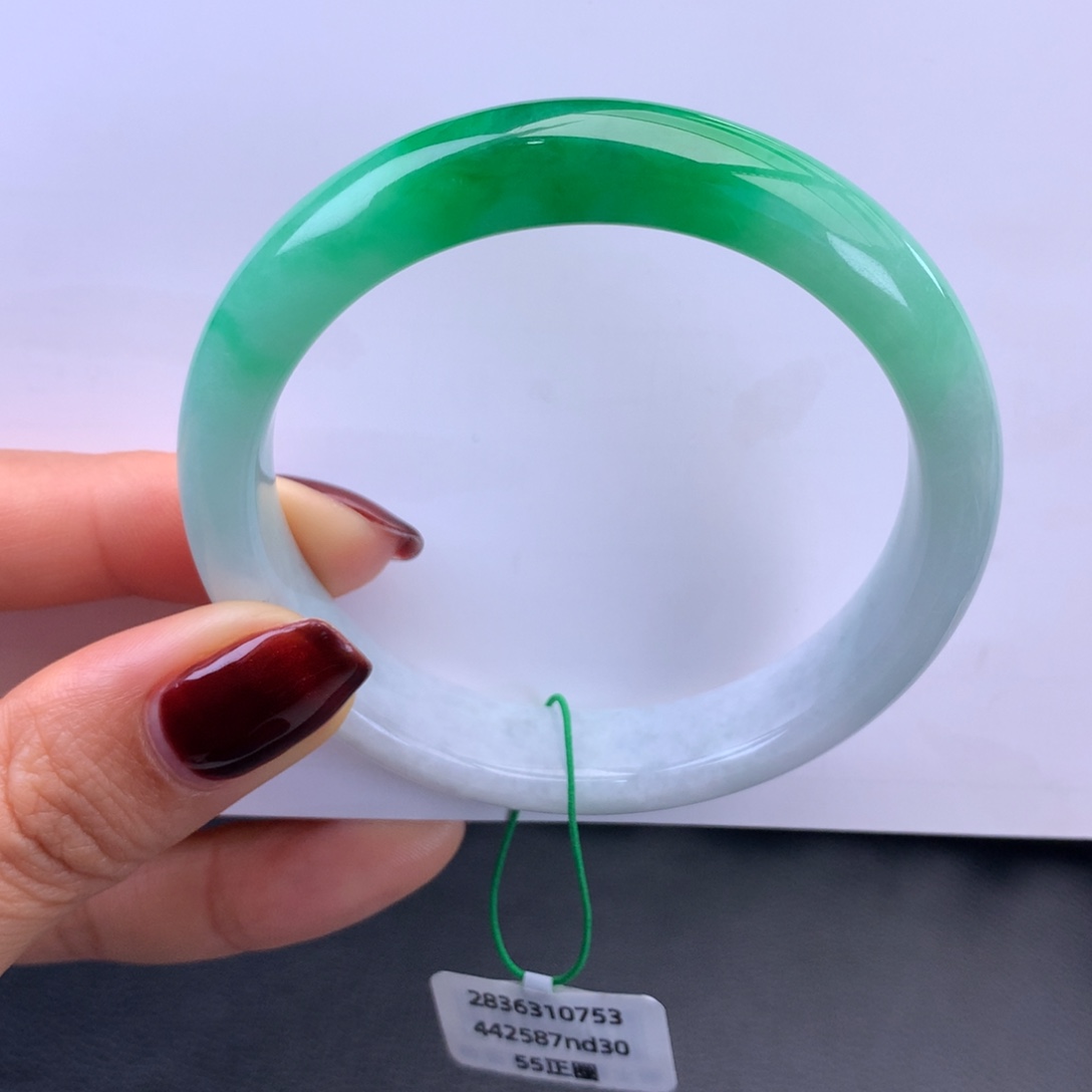 翡翠未镶嵌手镯白底辣绿手镯（细纹）