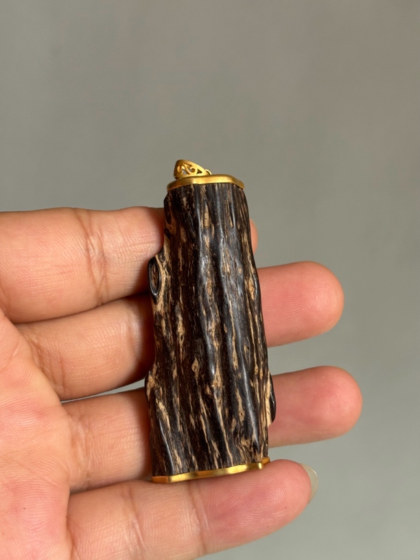 沉香文莱沉水沉香挂件器型规整.饱满.品质高，佩戴大气