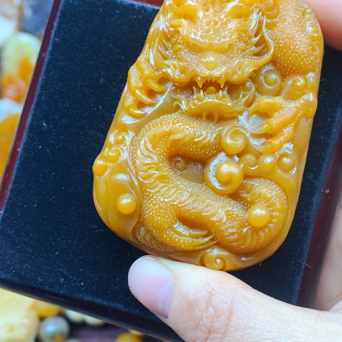 石英质玉（黄龙玉）颈饰未镶嵌