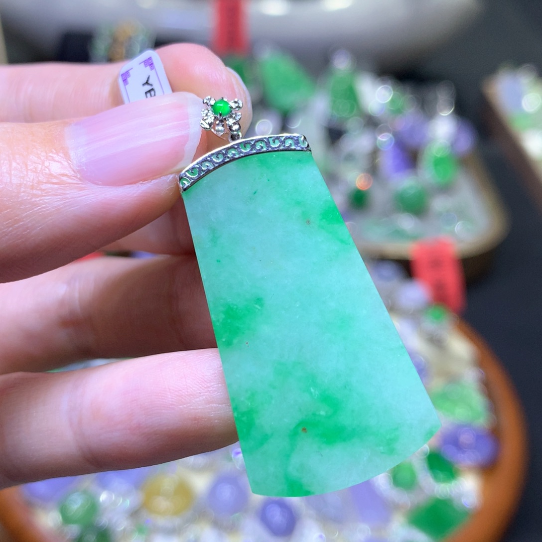 【闪购商品】翡翠颈饰18K金镶嵌翡翠吊坠项链