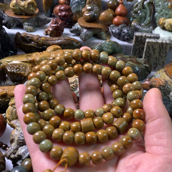 未镶嵌岫岩河磨玉（透闪石质玉）把件