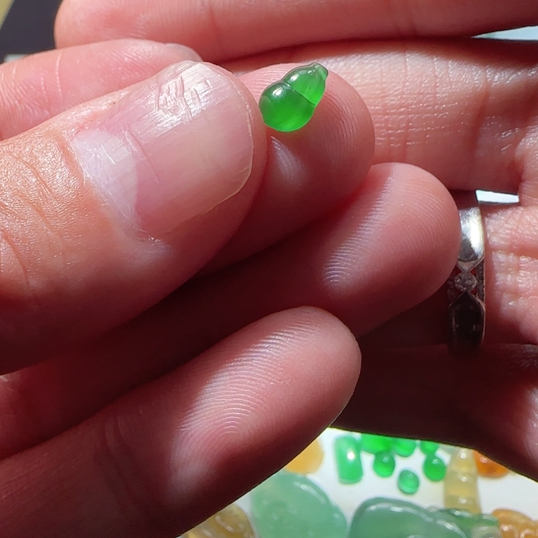 豆***定制翡翠未镶嵌缅甸天然翡翠葫芦