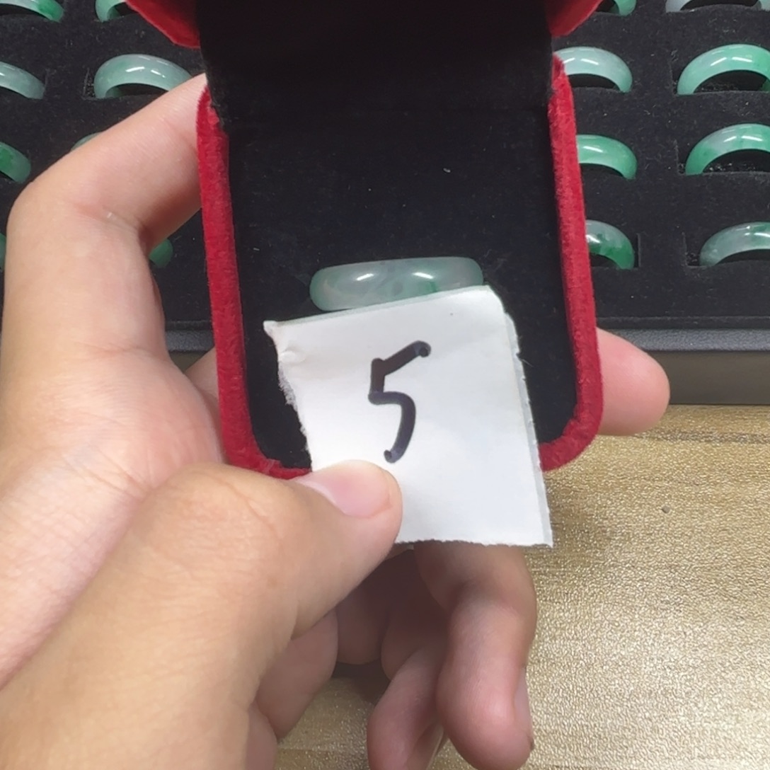 颈饰未镶嵌石英质玉戒指5号