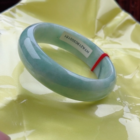 翡翠手镯未镶嵌正59有色带