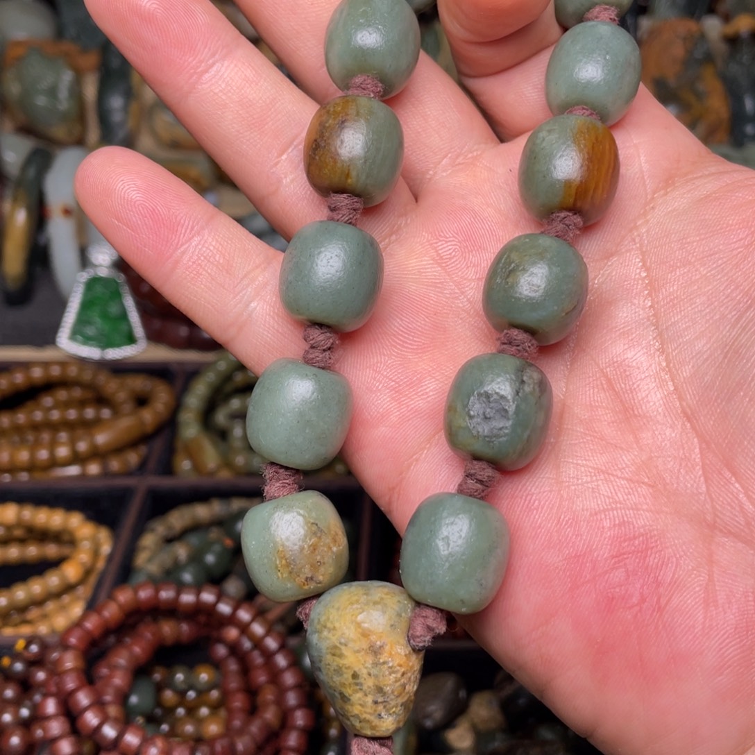 胡***杨岫岩河磨玉（透闪石质玉）未镶嵌颈饰