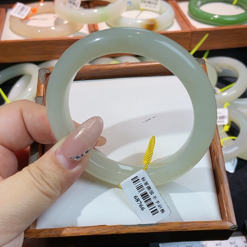【闪购商品】和田玉未镶嵌手镯逍*游微瑕60