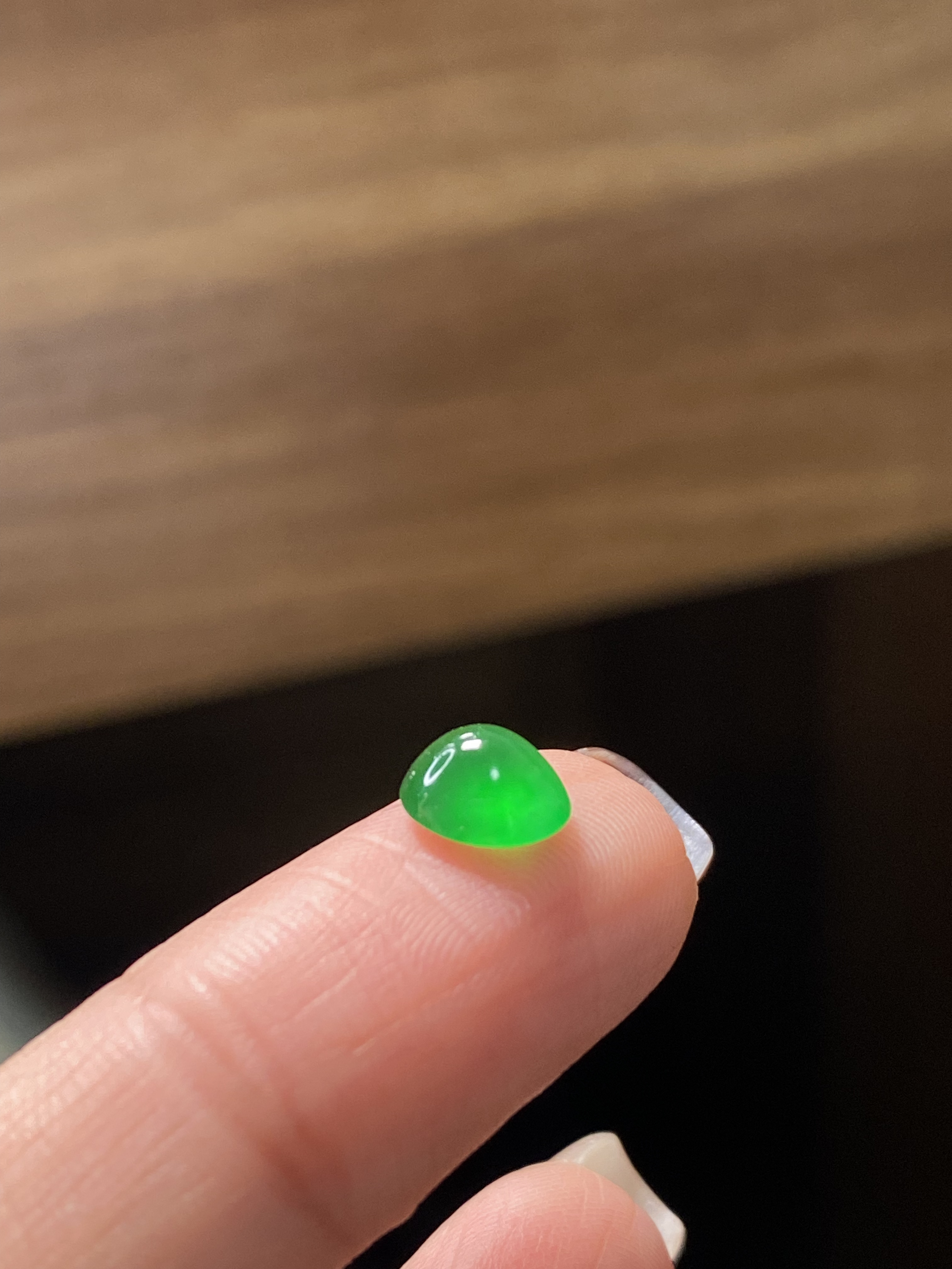 天然缅甸翡翠A冰阳绿辣绿蛋面裸石未镶嵌尺寸7.1*6.32*4mm