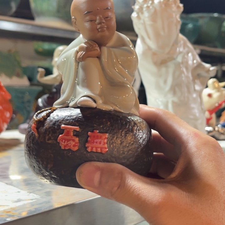 石湾公仔衬托盆景漂亮