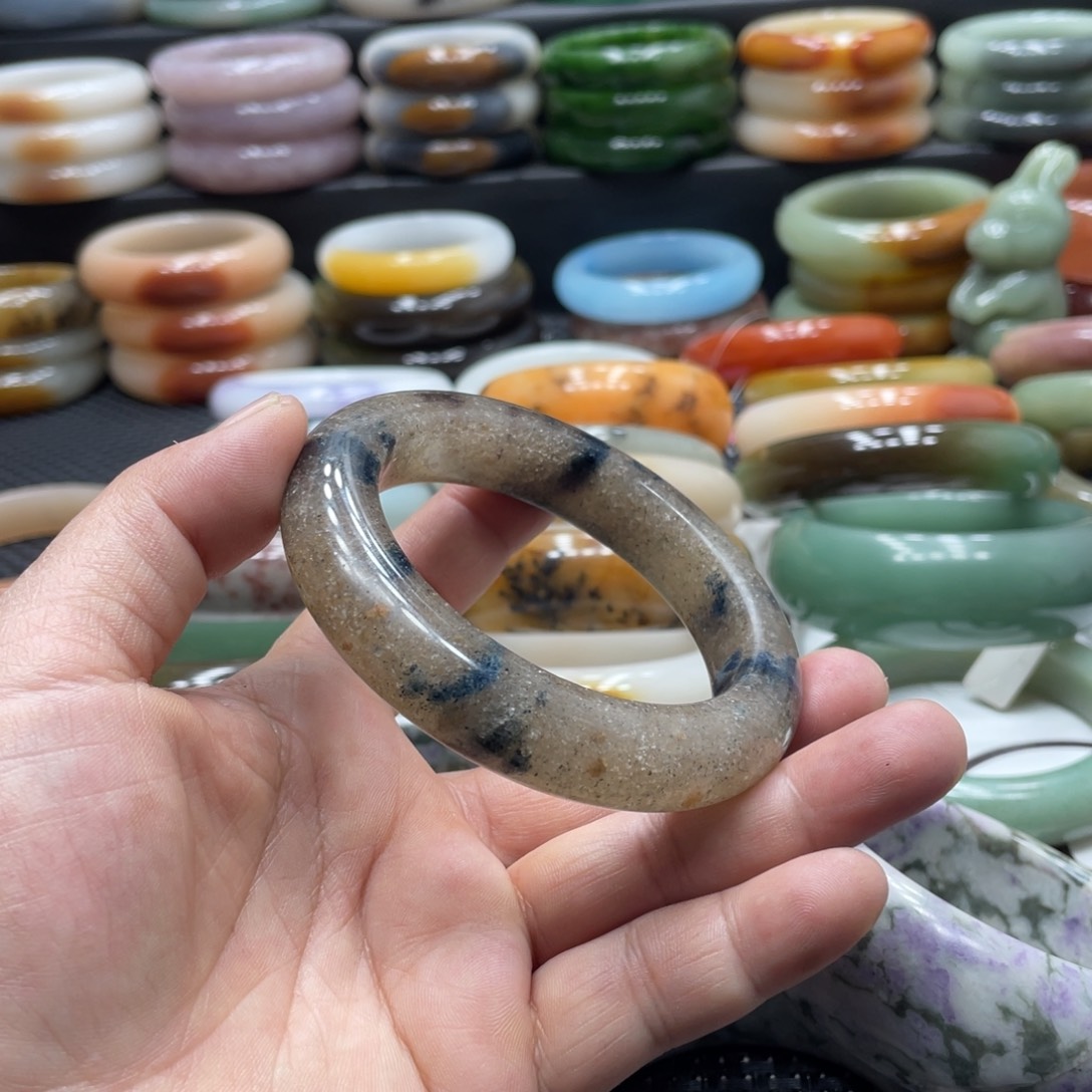 石英岩玉未镶嵌手镯