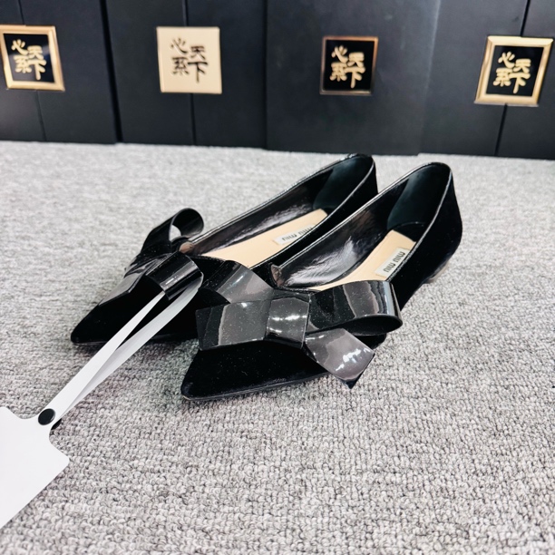 95新 MIU MIU/缪缪 蝴蝶结漆皮绒面平底鞋36码ysc1617