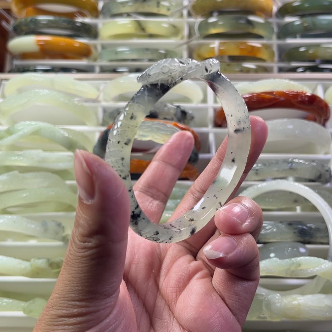 蛇纹石玉手镯未镶嵌浮***?