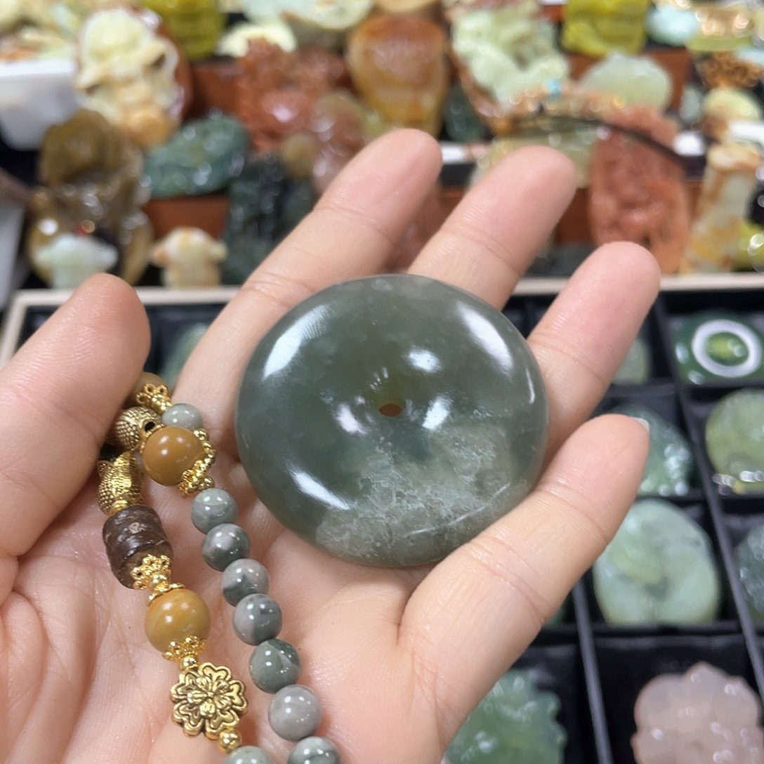 蛇纹石玉颈饰未镶嵌