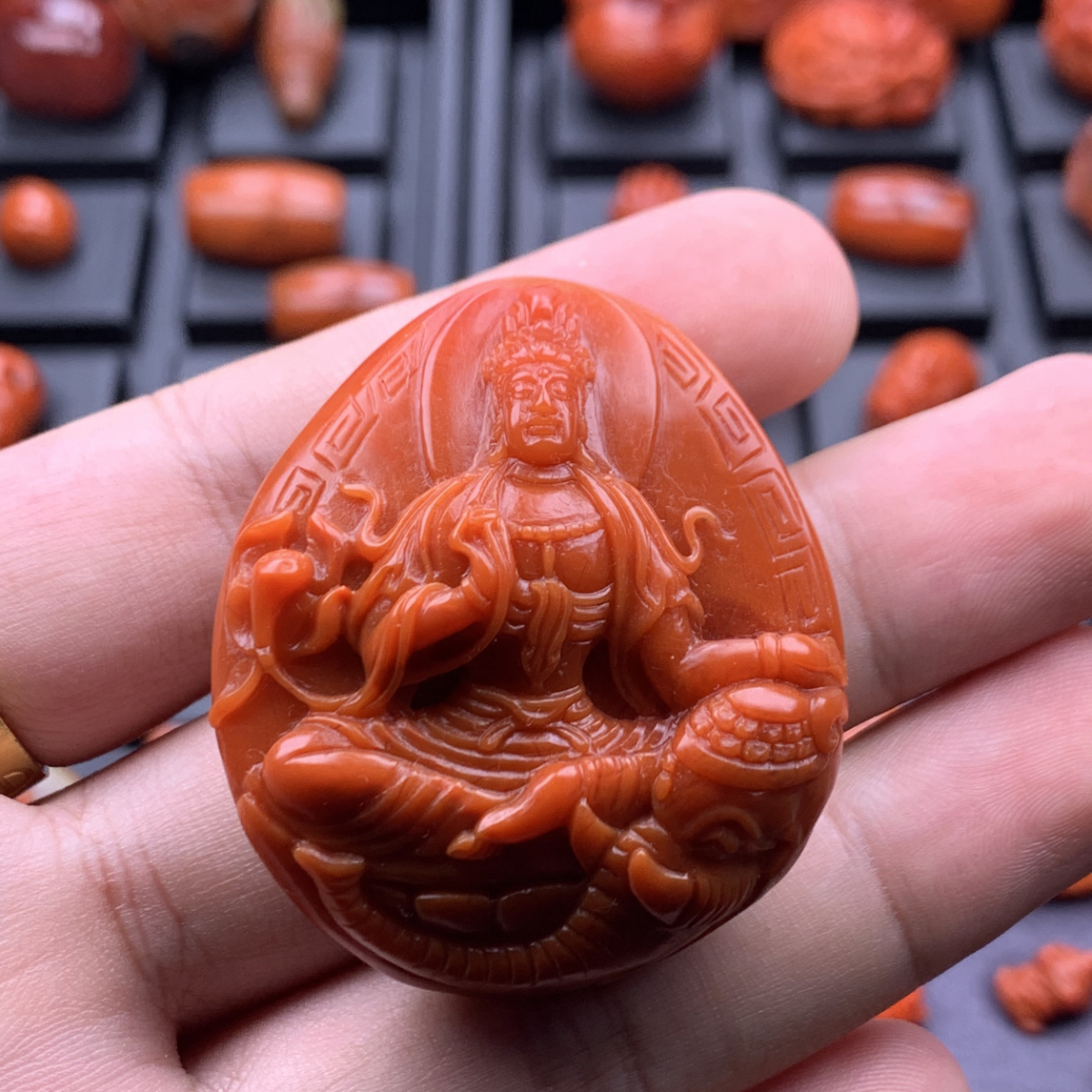 南红精工雕刻观音吊坠40.6mm