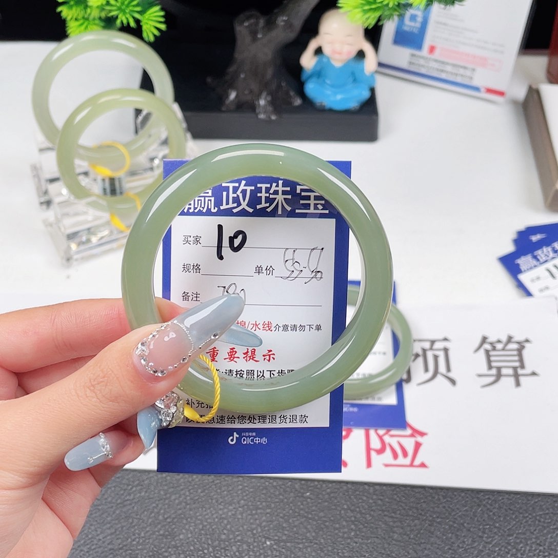 和田玉手镯未镶嵌