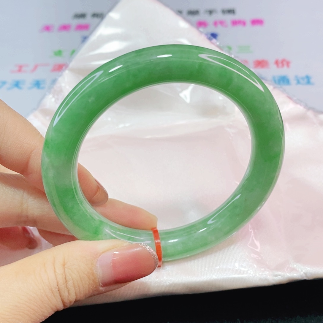 未镶嵌手镯（圆镯）翡翠56.2圈性价比高