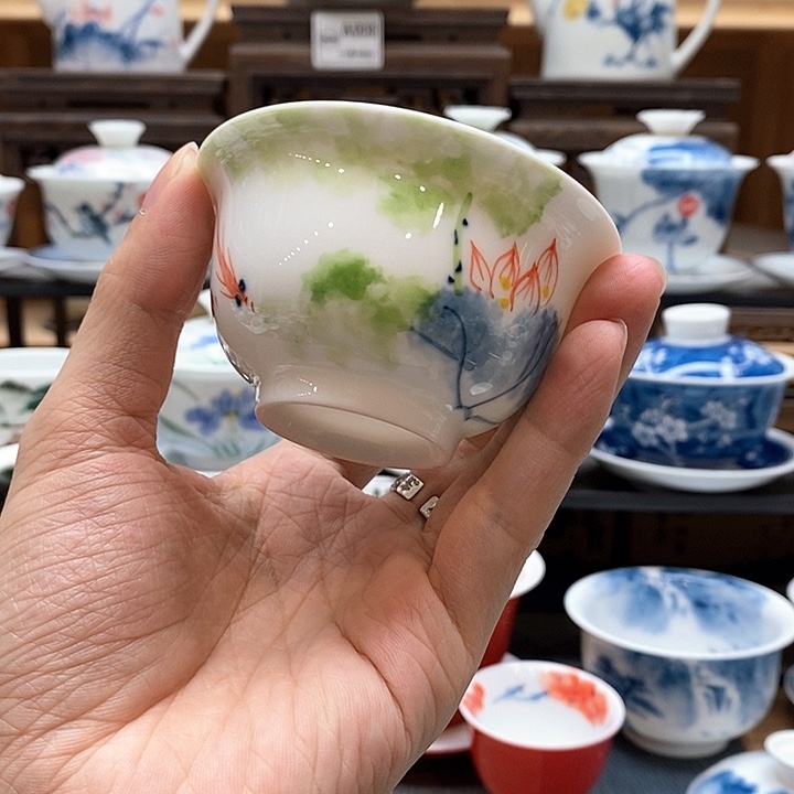 手绘五彩荷花压手杯85cc釉下彩微瑕福利款