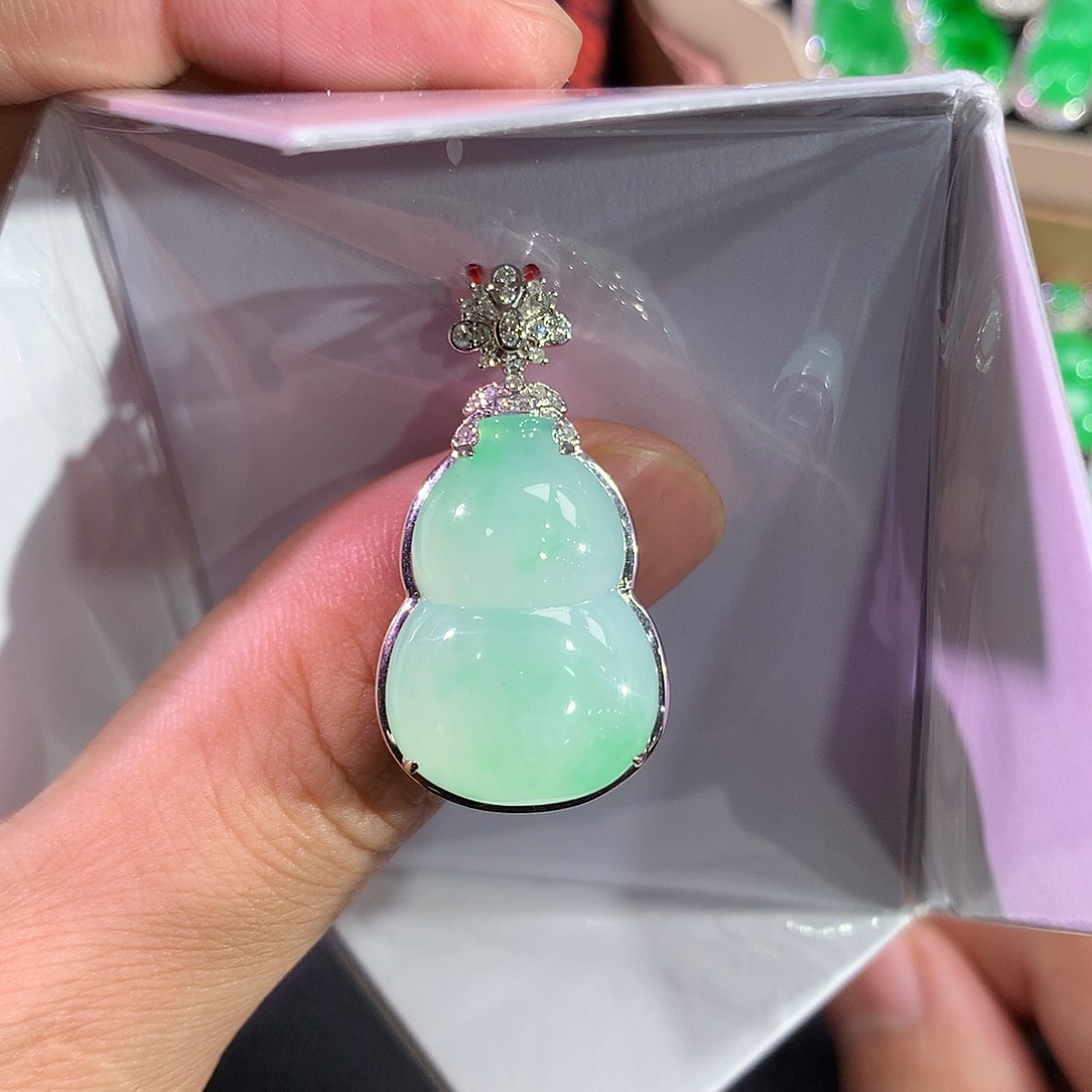 翡翠吊坠(赠链)18K金镶嵌