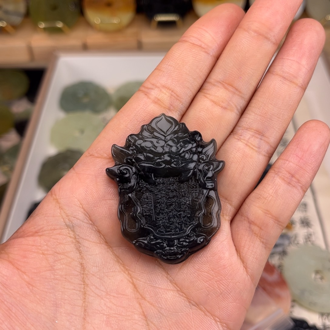 兵***人蛇纹石玉未镶嵌颈饰