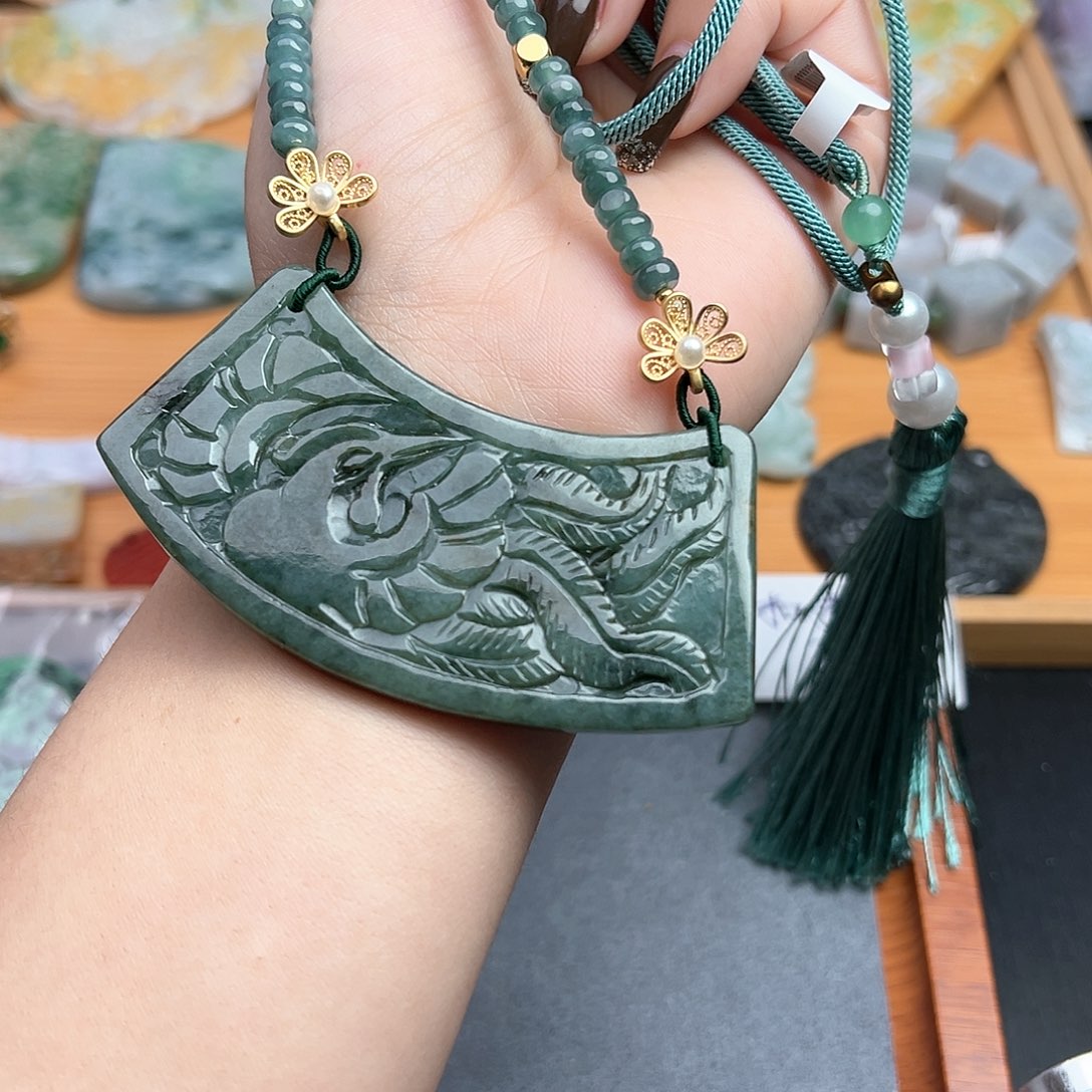 翡翠吊坠(赠链)未镶嵌吊坠50