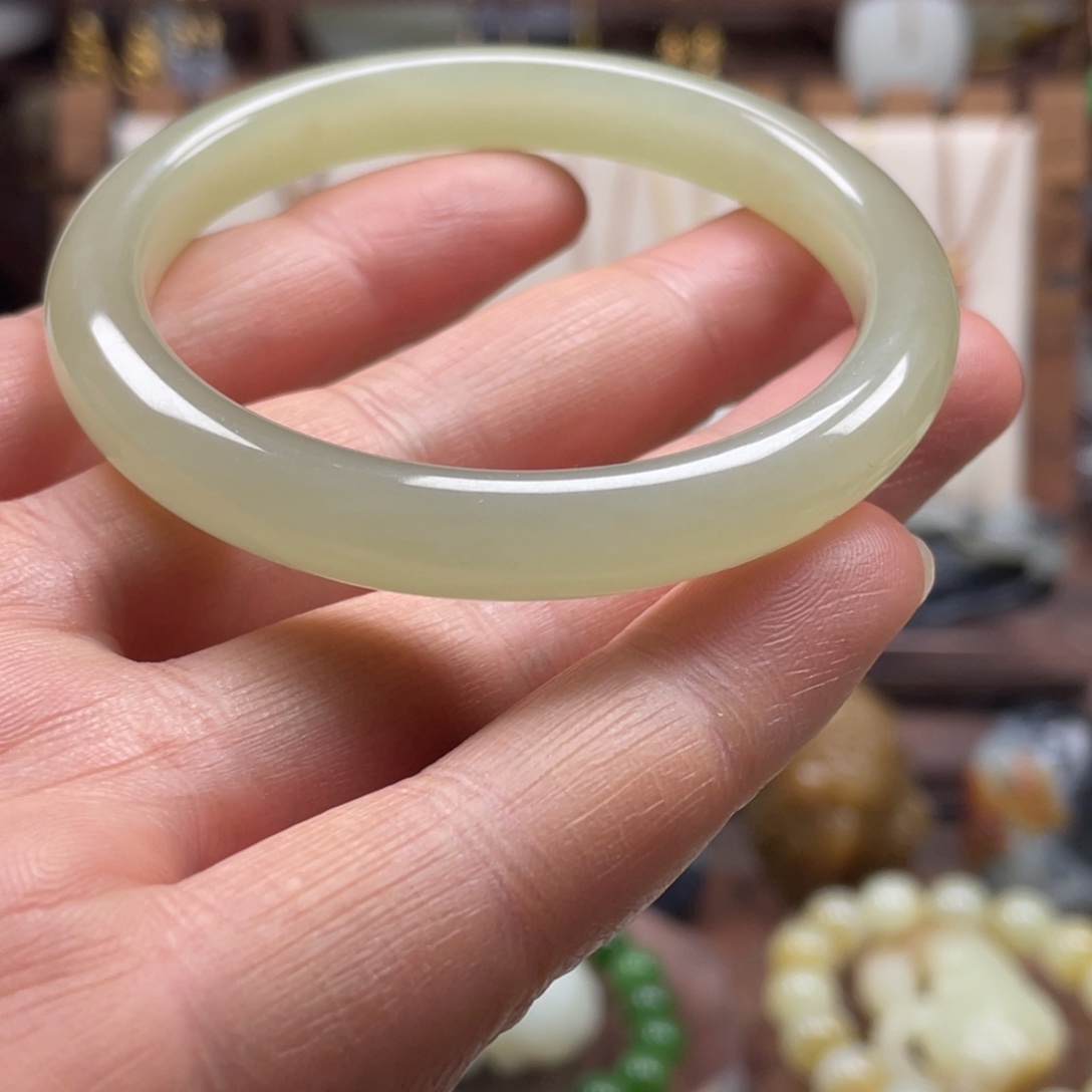 和田玉未镶嵌手镯