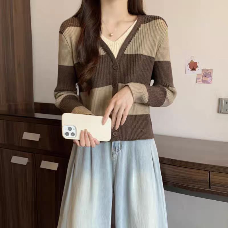 838美拉德穿搭假两件撞色条纹毛衣女秋季mm显瘦V领针织衫上衣