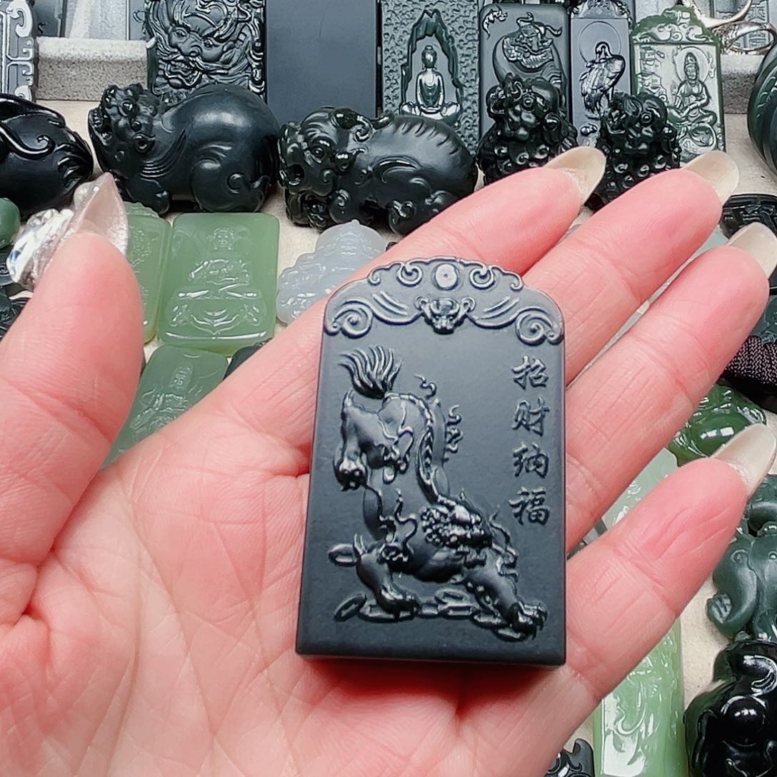 和田玉颈饰未镶嵌情****匿