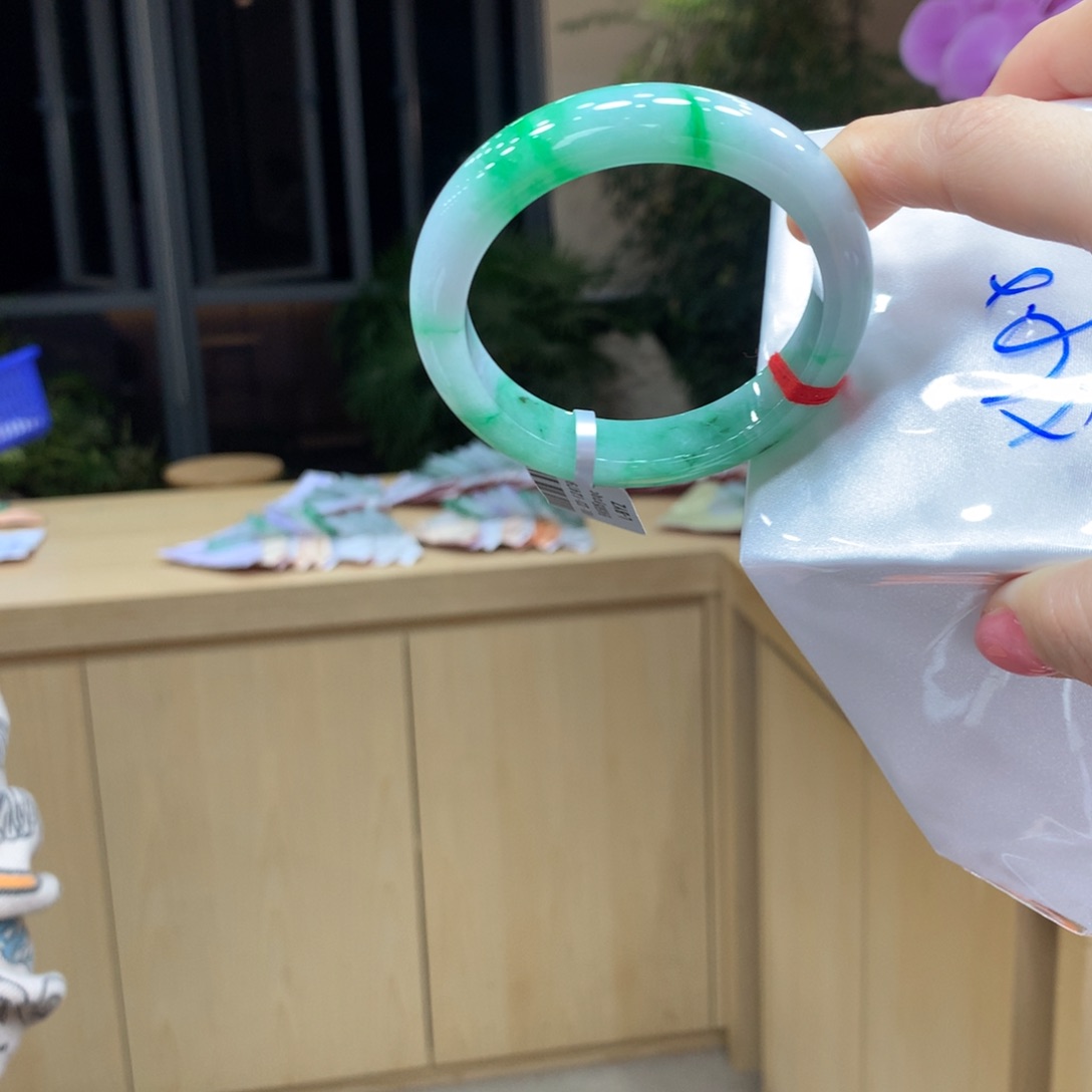 翡翠手镯未镶嵌不退不换