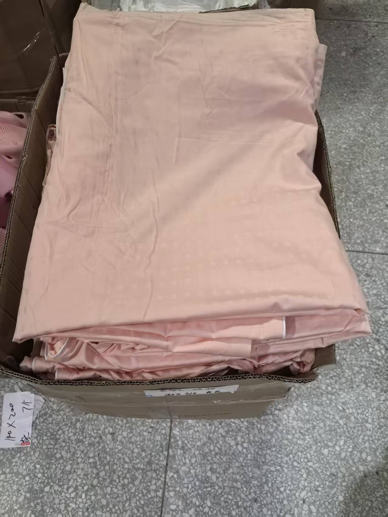 《厚广家》3楼160×210皮粉色全棉贡缎无拉链被套 发1个 拼接瑕疵