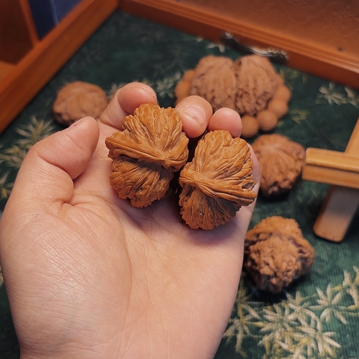 文玩核桃吊坠白狮子半壁