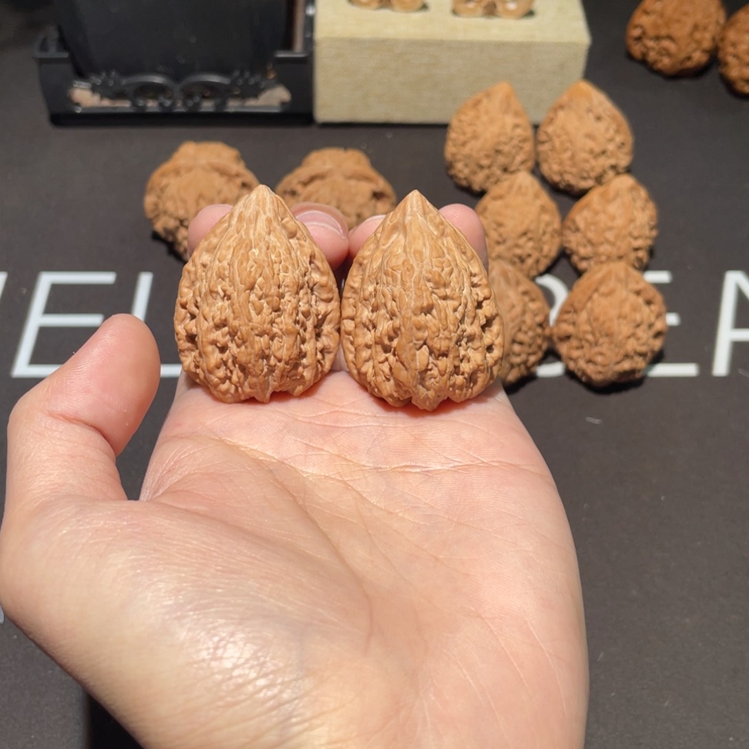 文玩核桃把件夫***牛塔尖