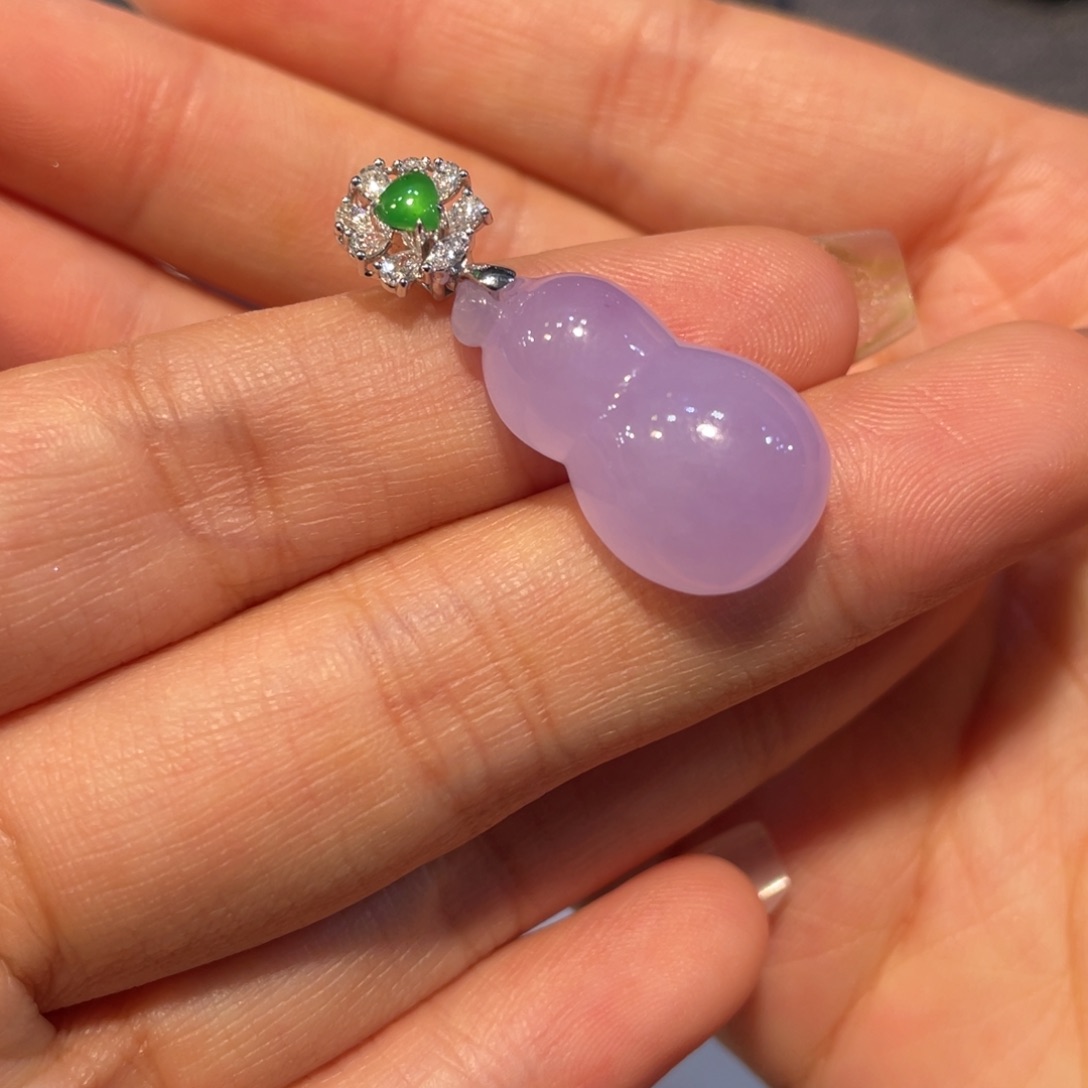 翡翠18K金镶嵌颈饰葫芦