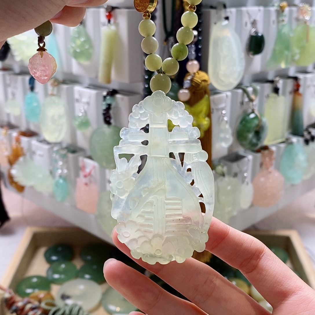 蛇纹石玉未镶嵌颈饰
